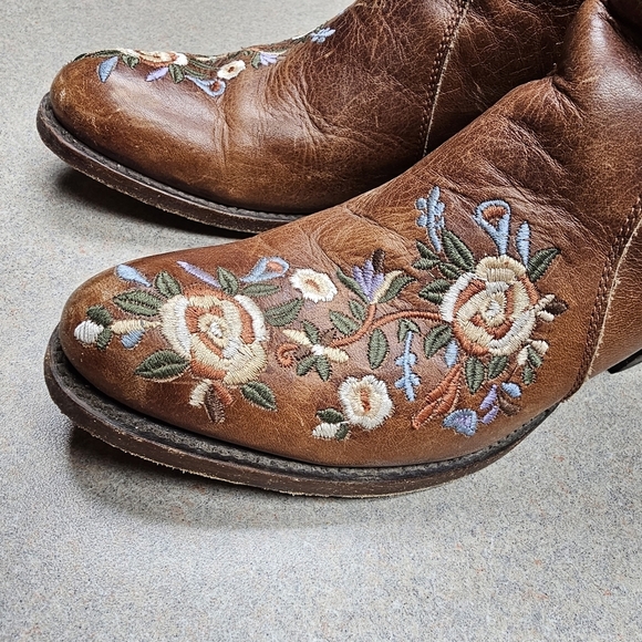 Shyanne Millie Floral Embroidered Booties Round Toe size 6.5 - Picture 3 of 12